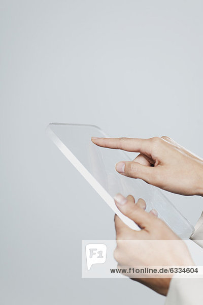 Frau mit transparentem digitalen Tablett  beschnitten