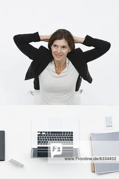 Geschäftsfrau entspannt am Schreibtisch  hoher Blickwinkel