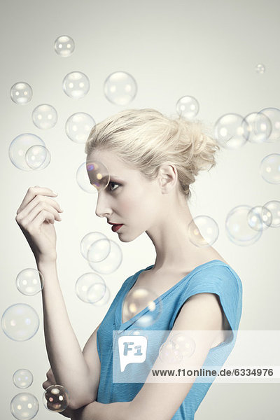 Junge Frau umgeben von Blasen  Portrait