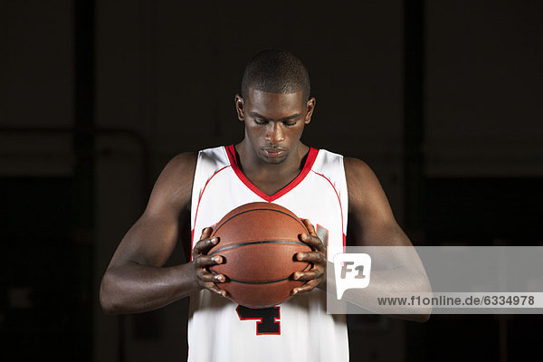 Basketballspieler mit Basketball  Portrait