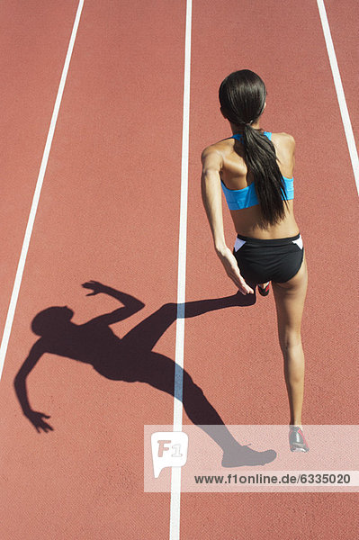 Sportlerin beim Laufen auf der Piste  Fokus auf Schatten