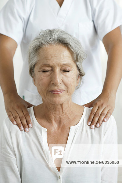 Ältere Frau  die eine Massage bekommt  abgeschnitten.