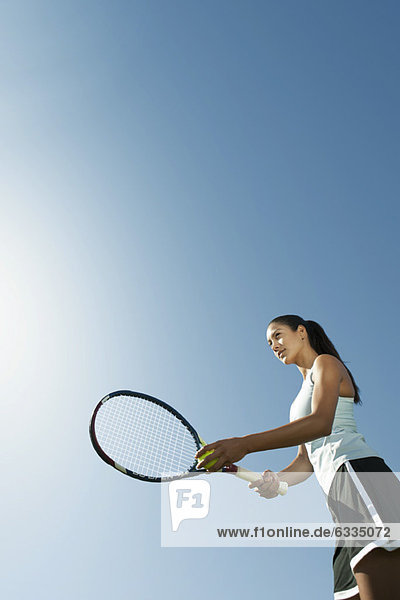 Tennisspielerin Servierball  Blickwinkel niedrig