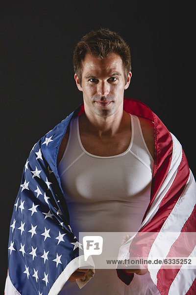 Athlet mit amerikanischer Flagge  Portrait