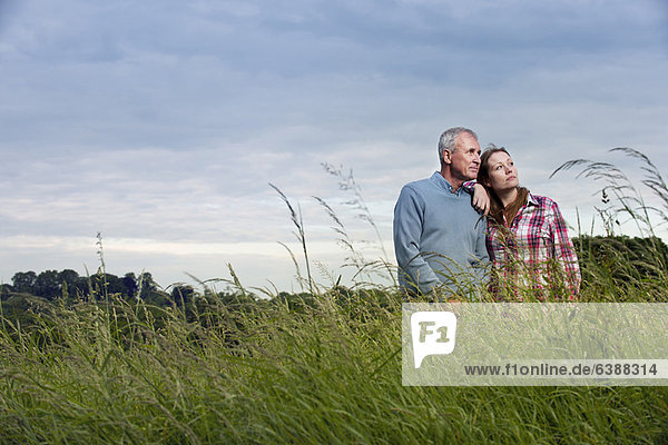 Vater und Tochter im hohen Gras