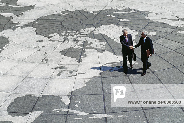 Geschäftsmann  Landkarte  Karte  Globus  schütteln