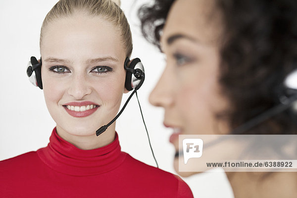 Geschäftsfrauen mit Headsets