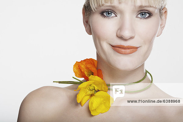 Lächelnde Frau mit Blumenkette