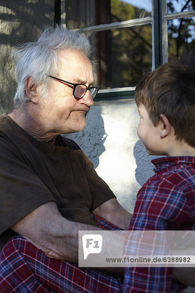 Älterer Mann mit Enkel im Freien