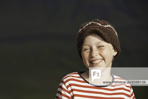 Lächelndes Mädchen mit Strickmütze