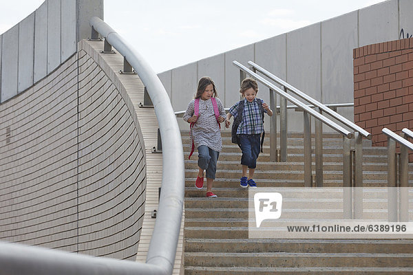 Kinder beim Treppensteigen im Freien