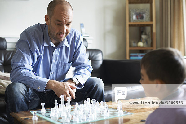 Vater und Sohn beim gemeinsamen Schachspiel