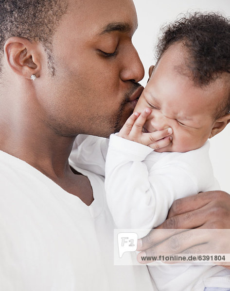 Afrikanische Mann küssen baby