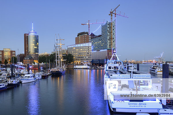 City-Sporthafen  Elbphilharmonie und Illumination Blue Port in Hamburg  Deutschland  Europa