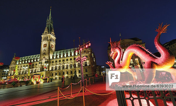 Kupferdrache auf dem Rathausmarkt zur China Time 2012 in Hamburg  Deutschland  Europa