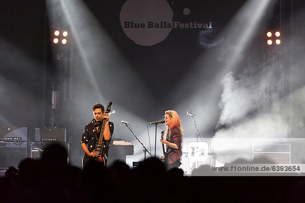 Die britisch-amerikanische Rockband The Kills live im Luzernersaal des KKL beim Blue Balls Festival in Luzern  Schweiz  Europa