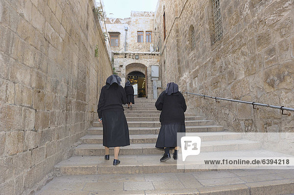 Zwei katholische Schwestern steigen eine Treppe hinauf  Christliches Viertel in der Altstadt von Jerusalem  Israel  Vorderasien  Naher Osten