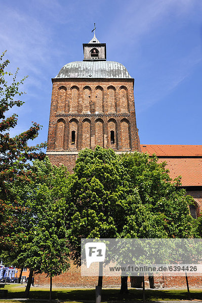 Turm der St.-Marien-Kirche  ursprünglich ein Backsteinbau aus dem 13. Jhd.  Turmerneuerung 1819  Bei der Kirche  Ribnitz-Damgarten  Mecklenburg-Vorpommern  Deutschland  Europa