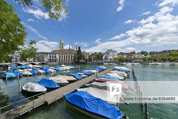 Boote  Blick über Limmat und Limmatquai auf Wasserkirche und Grossmünster  Zürich  Schweiz  Europa