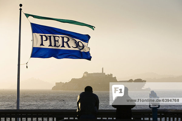 Blick vom Pier 39 Fisherman's Wharf auf die ehemalige Gefängnisinsel Alcatraz San Francisco Kalifornien USA Nordamerika