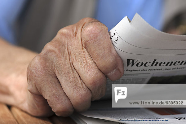 Ein alter Mann liest die Tageszeitung  Deutschland  Europa