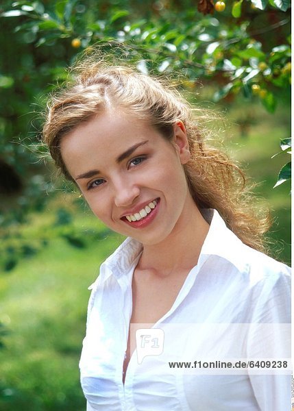 Junge Frau genießt die Natur