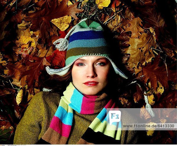 Junge Frau im Herbst