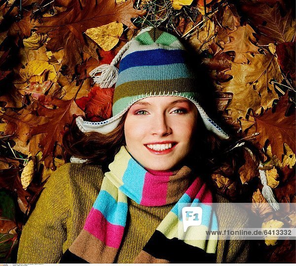 Junge Frau im Herbst