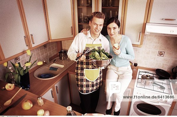 Junges Pärchen kocht zusammen