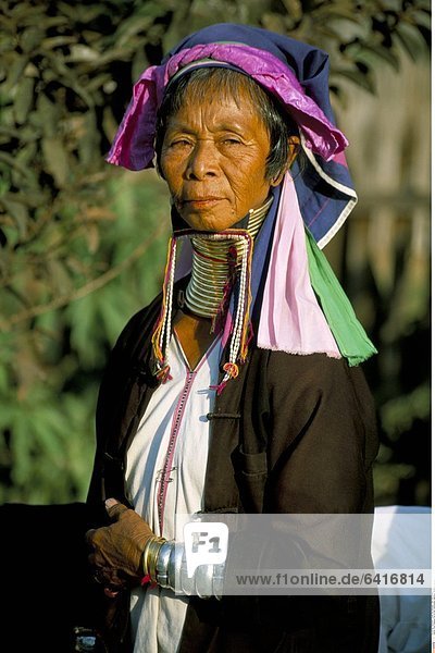 Eine Padaung Frau mit den traditionellen Halsringen Myanmar (Burma)