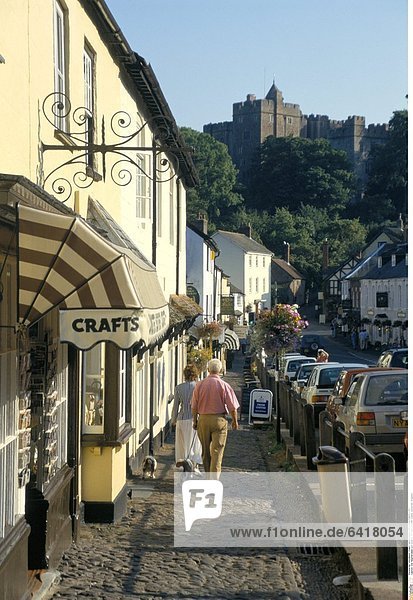 Die Hauptstrasse von Dunster mit dem Dunster Castle Somerset England