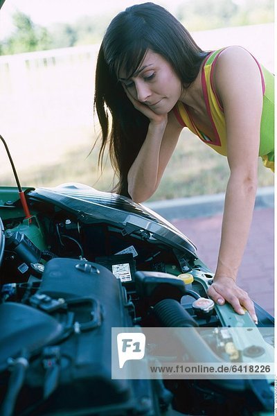 Eine junge Frau hat eine Panne mit dem Auto