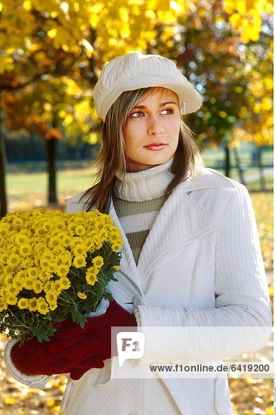Frau mit Blumenstrauss