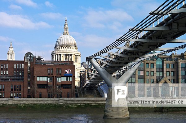 Großbritannien  London gesehen von der Themse  die Millennium Brücke und die St. Paul s Kuppel