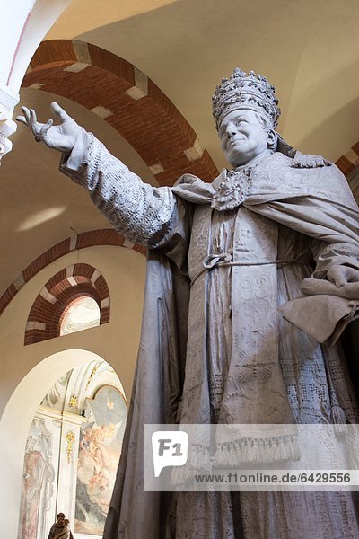 Italien  Lombardei  Mailand  Basilika di Sant'Ambrogio  die Heilige Statue