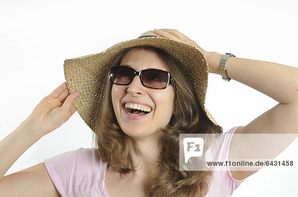 Junge Frau mit Sonnenbrille und Strohhut