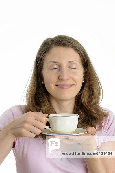 Junge Frau genießt eine Tasse Kaffee