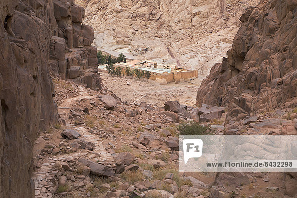 Katharinenkloster  von den Stufen des Bussweges zum Gipfel des Berg Sinai  Ägypten  Afrika