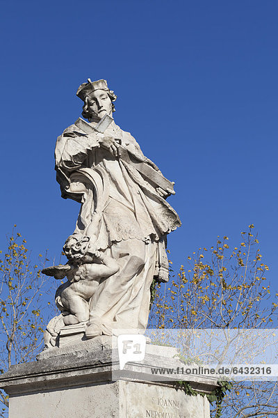 Statue des Heiligen Johannes von Nepomuk von Agostino Cornacchini  Milvische Brücke  Rom  Italien  Europa