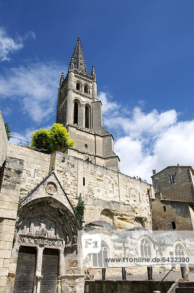 Steinbogen und Glockenturm der historischen Felsenkirche auf dem Place de l'Eglise  Saint-Emilion  Gironde  Frankreich  Europa