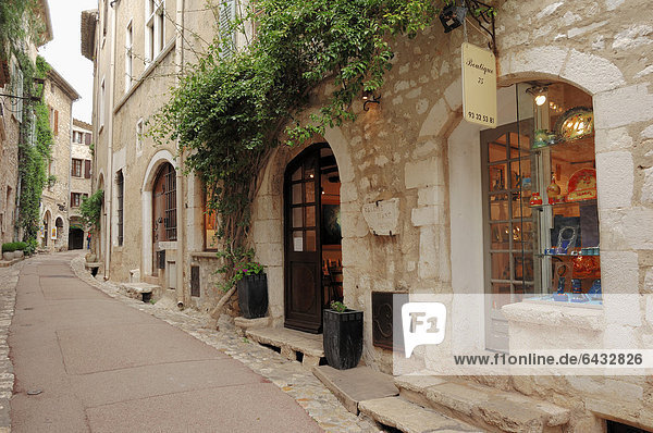 Gasse und Geschäft in Saint-Paul de Vence  Alpes-Maritimes  Provence-Alpes-Cote d'Azur  Südfrankreich  Frankreich  Europa  ÖffentlicherGrund