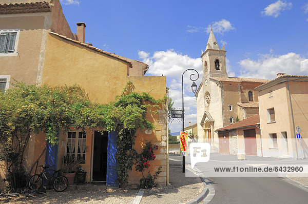Kirche in Villes-sur-Auzon  Vaucluse  Provence-Alpes-Cote d'Azur  Südfrankreich  Frankreich  Europa  ÖffentlicherGrund