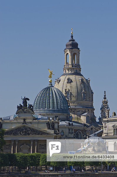 Teilansicht der Brühlschen Terrasse mit Frauenkirche  von der Carolabrücke über die Elbe gesehen  Dresden  Sachsen  Deutschland  Europa
