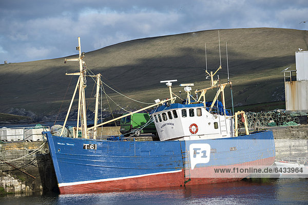 Fischerboot im Hafen von Portmagee  County Kerry  Irland  Europa