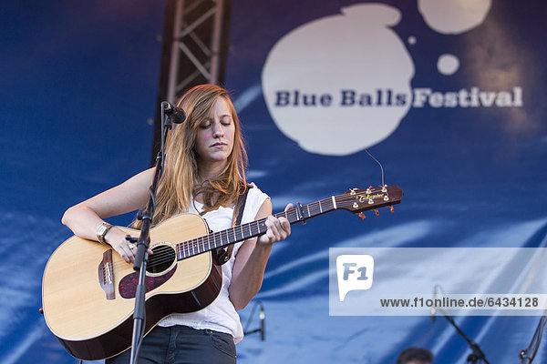 Die Schweizer SingerSongwriterin Anna Kaenzig live beim Blue Balls Festival,  Pavillon am See in Luzern,  Schweiz,  Europa