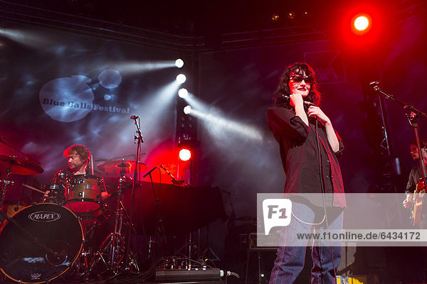Die britische Sängerin Ren Harvieu live im Luzernersaal des KKL beim Blue Balls Festival in Luzern  Schweiz  Europa