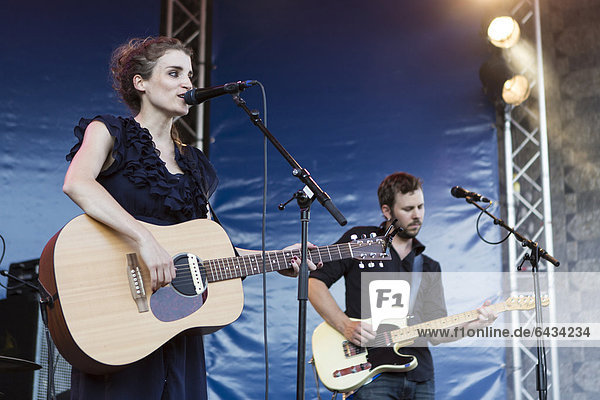 Die Schweizer Singer-Songwriterin Lina Button live beim Blue Balls Festival  Pavillon am See in Luzern  Schweiz  Europa