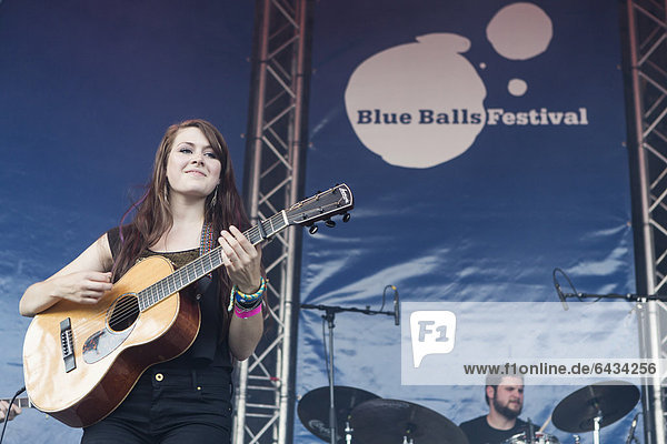Sängerin und Gitarristin Rebecca Lovell von der US- Geschwisterband Larkin Poe live beim Blue Balls Festival  Pavillon am See in Luzern  Schweiz  Europa