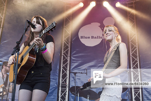 Rebecca und Megan Lovell von der US-Geschwisterband Larkin Poe live beim Blue Balls Festival Pavillon am See in Luzern  Schweiz  Europa