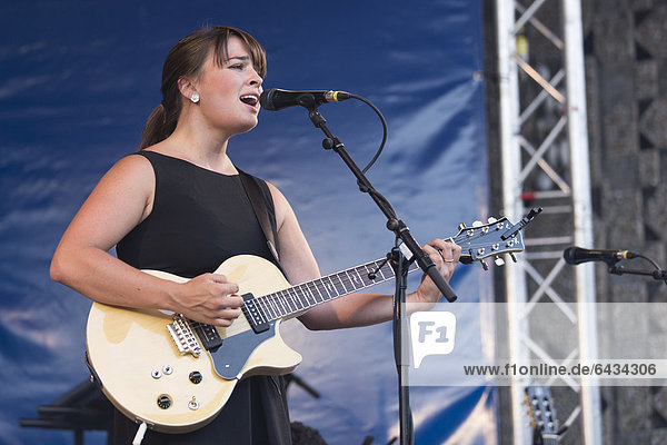 Die US-Singer  Songwriterin Lizzy Loeb live beim Blue Balls Festival Pavillon am See in Luzern  Schweiz  Europa